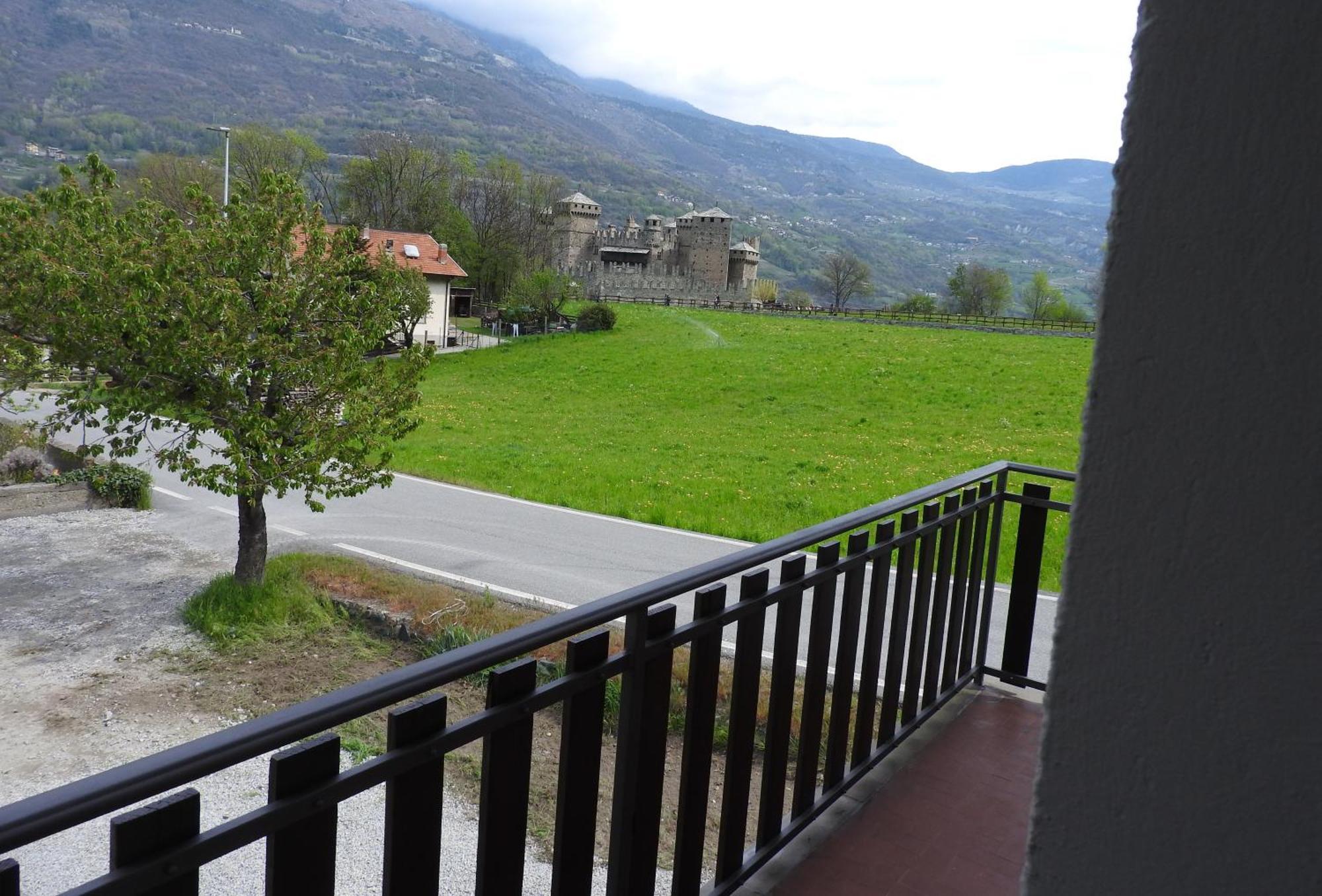 Vue Du Chateau Villa Fenis Eksteriør billede