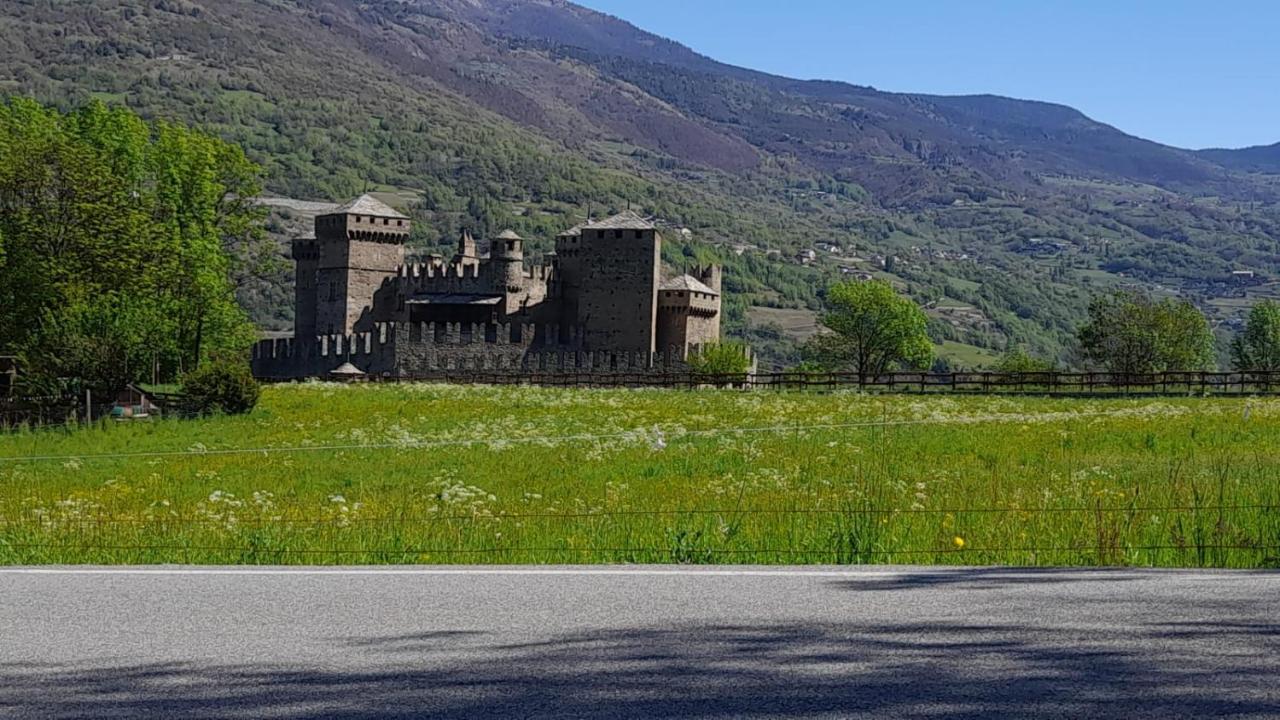 Vue Du Chateau Villa Fenis Eksteriør billede