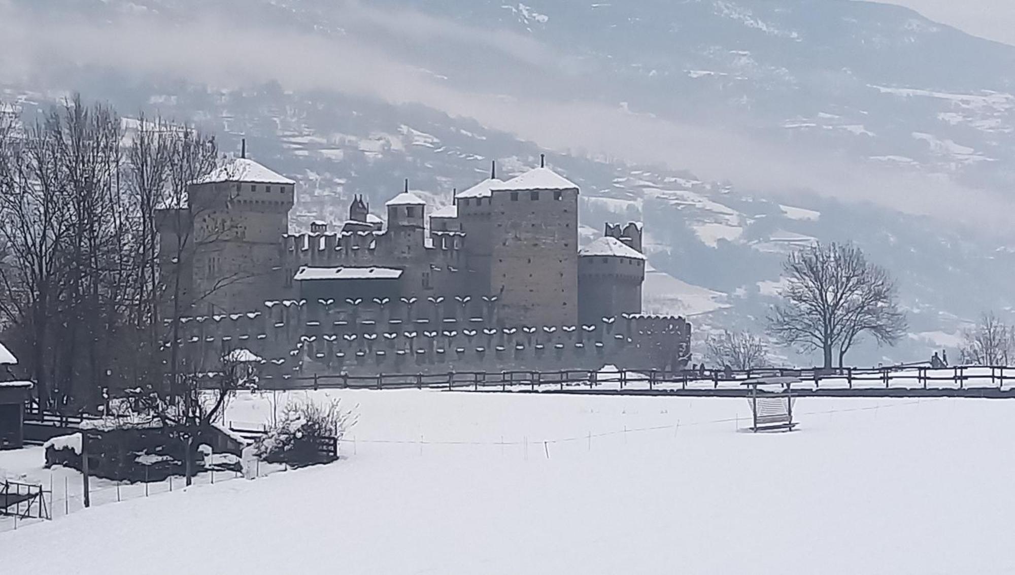 Vue Du Chateau Villa Fenis Eksteriør billede